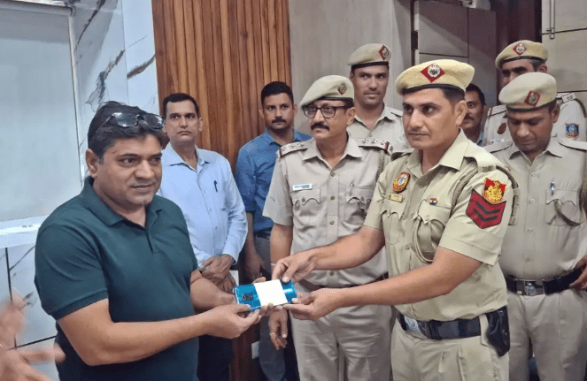 Delhi News ; ਦਿੱਲੀ ਪੁਲਿਸ ਨੇ ਚੋਰੀ ਹੋਏ ਫੋਨ ਕੀਤੇ ਵਾਪਸ , ਟਰੈਕ ਕਰਨ ਲਈ IMEI ਦੀ ਲਈ ਮਦਦ