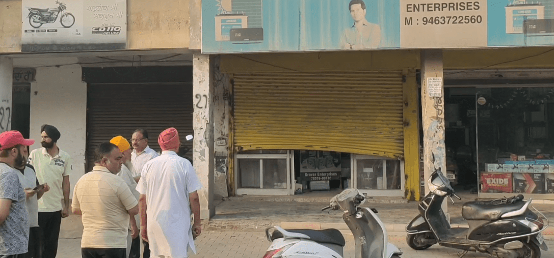 Faridkot ਦੇ ਨਹਿਰੂ ਸ਼ੌਪਿੰਗ ਸੈਂਟਰ ਚ ਦੂਜੀ ਰਾਤ ਵੀ ਦੋ ਦੁਕਾਨਾਂ ਨੂੰ ਚੋਰਾਂ ਨੇ ਫਿਰ ਬਣਾਇਆ ਨਿਸ਼ਾਨਾ