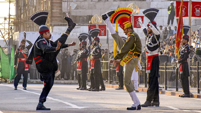 Beating Retreat; ਅੱਜ ਤੋਂ ਅਟਾਰੀ ਸਮੇਤ ਤਿੰਨੋਂ ਸਰਹੱਦਾਂ ‘ਤੇ ਦੁਬਾਰਾ ਸ਼ੁਰੂ ਹੋਵੇਗੀ Retreat Ceremony, ਆਮ ਲੋਕ ਵੀ ਹੋ ਸਕਦੇ ਹਨ ਸ਼ਾਮਿਲ