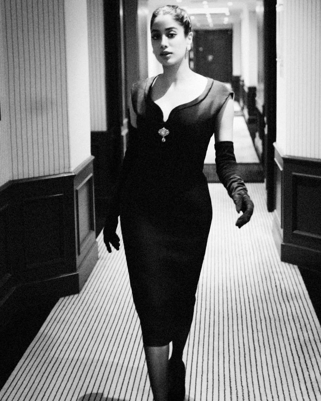 ਜਾਹਨਵੀ ਨੇ ਕਾਨਸ ਵਿੱਚ ਪਾਈ 68 ਸਾਲ ਪੁਰਾਣੀ ਡਰੈੱਸ, ਲੁੱਕ ਦੇਖ ਕੇ ਤੁਹਾਡੇ ਵੀ ਸਾਹ ਰੁਕ ਜਾਣਗੇ