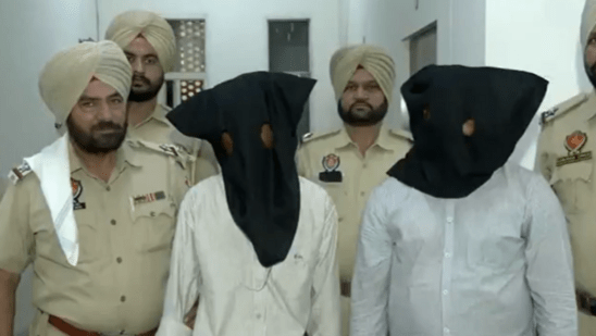 Amritsar ਵਿੱਚ ਫੌਜ ਦੀਆਂ ਗੁਪਤ ਤਸਵੀਰਾਂ ਭੇਜਦੇ ਫੜੇ ਗਏ ਦੋ ਨੌਜਵਾਨ, ਫੌਜ ਦੀ ਸੁਰੱਖਿਆ ‘ਤੇ ਉੱਠੇ ਸਵਾਲ