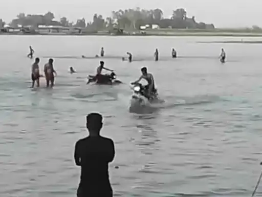 ਗੰਗਾ ਵਿੱਚ ਬਾਈਕ ਸਵਾਰਾਂ ਦੀ ਖ਼ਤਰਨਾਕ ਖੇਡ, ਪਾਣੀ ਵਿੱਚ ਬਾਈਕ ਚਲਾਉਂਦੇ ਸਮੇਂ ਬਣੀ ਰੀਲ, ਪੁਲਿਸ ਕਰ ਰਹੀ ਹੈ ਭਾਲ