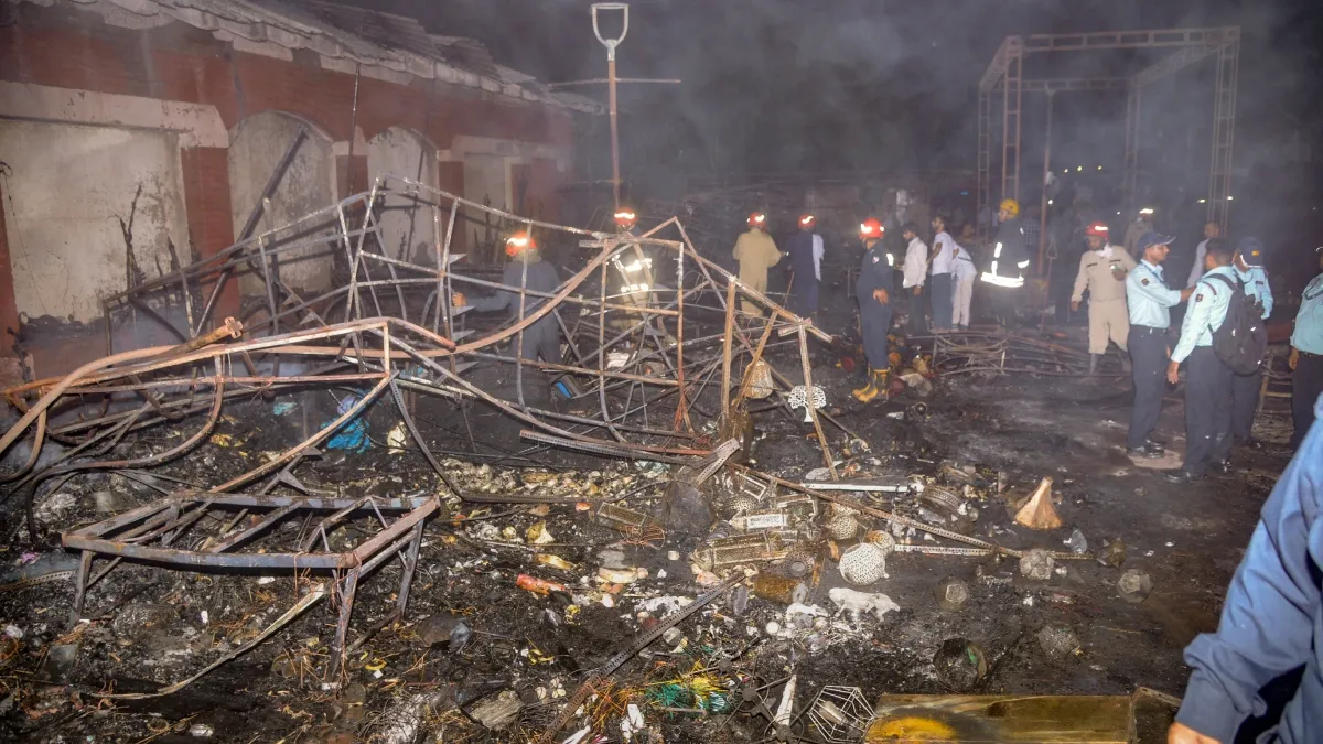 ਰਾਜਧਾਨੀ ਦੇ ਮਸ਼ਹੂਰ ‘ਦਿੱਲੀ ਹਾਟ ਬਾਜ਼ਾਰ’ ਵਿੱਚ ਲੱਗੀ ਭਿਆਨਕ ਅੱਗ, 30 ਦੁਕਾਨਾਂ ਸੜ ਕੇ ਸੁਆਹ