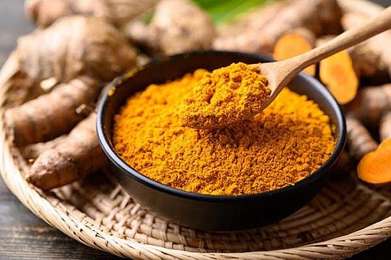 Raw milk and turmeric Benefits: ਕੱਚਾ ਦੁੱਧ ਅਤੇ ਹਲਦੀ ਲਗਾਉਣ ਨਾਲ ਚਿਹਰੇ ਨੂੰ ਬਹੁਤ ਹੁੰਦੇ ਫਾਇਦੇ