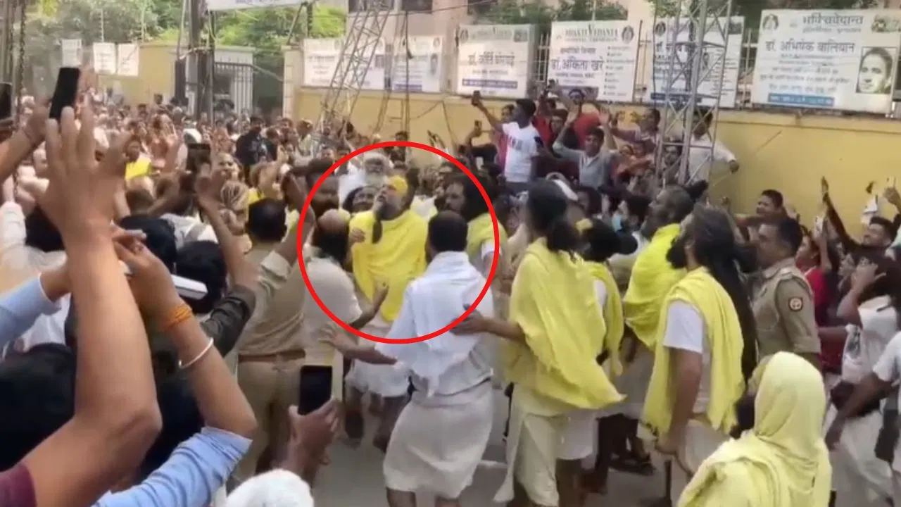 ਪ੍ਰੇਮਾਨੰਦ ਮਹਾਰਾਜ ਵ੍ਰਿੰਦਾਵਨ ਵਿੱਚ ਇੱਕ ਪਦਯਾਤਰਾ ਦੌਰਾਨ ਵਾਲ-ਵਾਲ ਬਚੇ, ਲੋਹੇ ਦਾ ਢਾਂਚਾ ਡਿੱਗਣ ਨਾਲ ਮਚ ਗਈ ਹਫੜਾ-ਦਫੜੀ