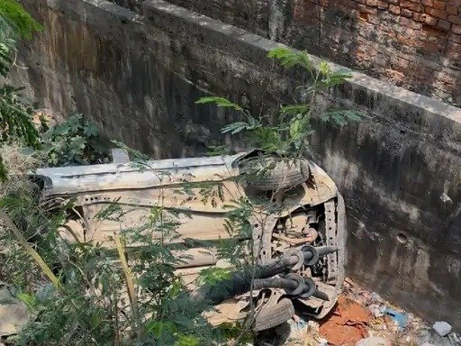 ਕਾਰ ਚਲਾਉਂਦੇ ਸਮੇਂ ਰੀਲਬਾਜ਼ੀ ਪਈ ਮਹਿੰਗੀ, ਬ੍ਰੇਕ ਦੀ ਬਜਾਏ ਐਕਸਲੇਟਰ ਦਬਾਇਆ, ਪਲਟ ਗਈ ਕਾਰ