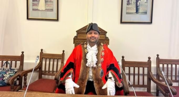 ਕਿਸਾਨ ਦੇ ਪੁੱਤਰ ਨੂੰ ਲੰਡਨ ਵਿੱਚ ਮਿਲੀ ਵੱਡੀ ਸਫਲਤਾ … ਮਿਰਜ਼ਾਪੁਰ ਦੇ ਰਾਜਕੁਮਾਰ ਮਿਸ਼ਰਾ ਵੈਲਿੰਗਬਰੋ ਸ਼ਹਿਰ ਦੇ ਚੁਣੇ ਗਏ ਮੇਅਰ, ਪਿੰਡ ਵਿੱਚ ਖੁਸ਼ੀ ਦੀ ਲਹਿਰ