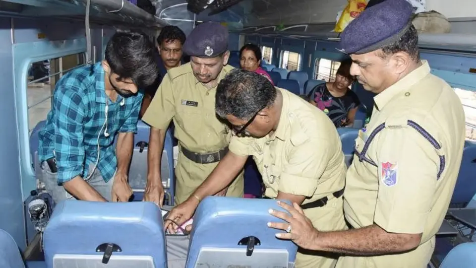 Nation News ; ਭਾਰਤ-ਪਾਕਿਸਤਾਨ ਤਣਾਅ ਦੇ ਵਿਚਕਾਰ, ਟ੍ਰੇਨ ਵਿੱਚੋਂ ਗੈਰ-ਕਾਨੂੰਨੀ ਹਥਿਆਰਾਂ ਦਾ ਮਿਲਿਆ ਭੰਡਾਰ