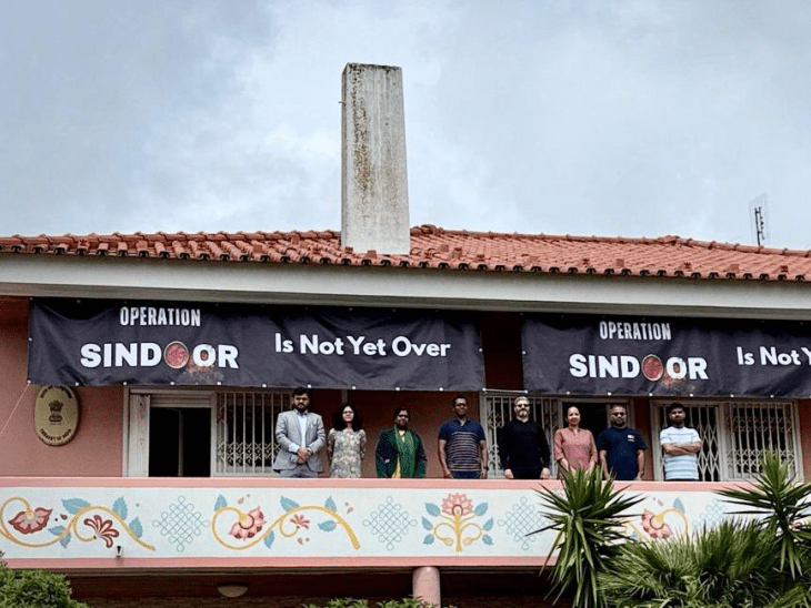 ਪੁਰਤਗਾਲ ਵਿੱਚ ਭਾਰਤੀ ਦੂਤਾਵਾਸ ਦੇ ਬਾਹਰ ਪਾਕਿਸਤਾਨੀਆਂ ਨੇ ਕੀਤਾ ਹੰਗਾਮਾ , ਜਵਾਬ ਵਿੱਚ, ਦੂਤਾਵਾਸ ਨੇ ਆਪ੍ਰੇਸ਼ਨ ਸਿੰਦੂਰ ਦਾ ਬੈਨਰ ਲਗਾਇਆ; ਲਿਖਿਆ- ਇਹ ਅਜੇ ਖਤਮ ਨਹੀਂ ਹੋਇਆ