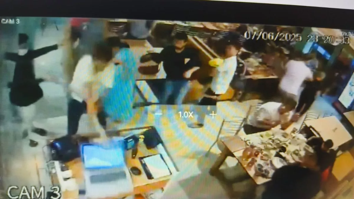 Ghaziabad News: ਦੇਰ ਨਾਲ ਖਾਣਾ ਪਰੋਸਣ ਤੋਂ ਬਾਅਦ ਰੈਸਟੋਰੈਂਟ ਵਿੱਚ ਭੰਨਤੋੜ ਕੀਤੀ ; viral video