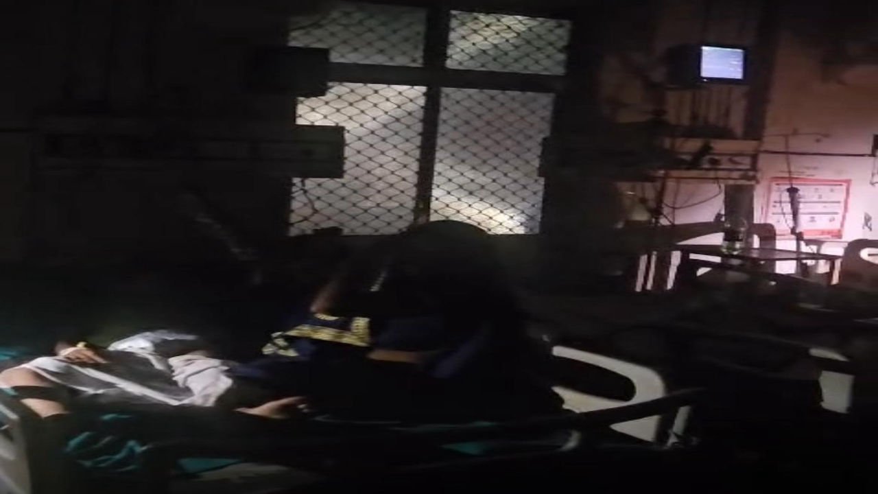 Hardoi: हरदोई मेडिकल कॉलेज में सिस्टम फेल ;टॉर्च से रोशनी के सहारे…