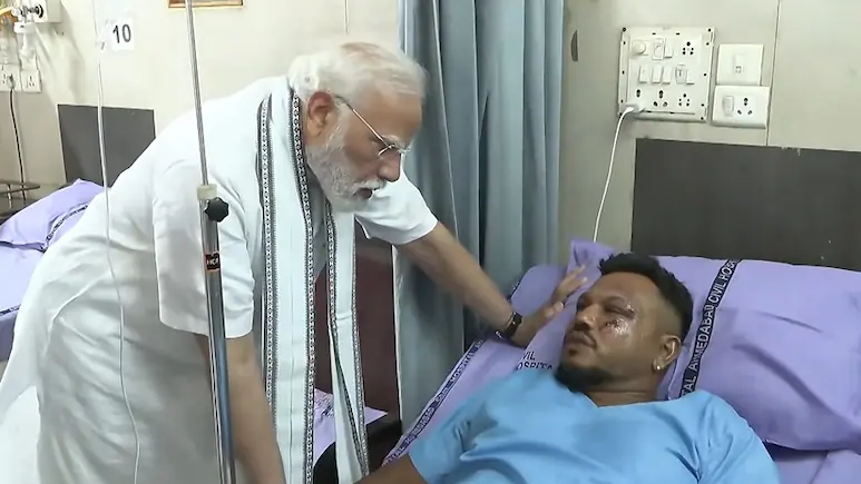 ਪ੍ਰਧਾਨ ਮੰਤਰੀ ਮੋਦੀ ਨੇ ਅਹਿਮਦਾਬਾਦ ਹਾਦਸੇ ਦੇ ਇੱਕੋ-ਇੱਕ ਬਚੇ ਵਿਅਕਤੀ ਨਾਲ ਕੀਤੀ ਮੁਲਾਕਾਤ… ਉਨ੍ਹਾਂ ਦੀ ਸਿਹਤ ਬਾਰੇ ਪੁੱਛਿਆ