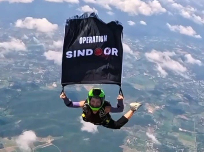 Prayagraj ਦੇ ਸਕਾਈ ਡਾਈਵਰ ਨੇ ਥਾਈਲੈਂਡ ਵਿੱਚ ਰਚਿਆ ਇਤਿਹਾਸ : 14 ਹਜ਼ਾਰ ਫੁੱਟ ਤੋਂ Operation Sindoor ਦਾ ਲਹਿਰਾਇਆ ਝੰਡਾ
