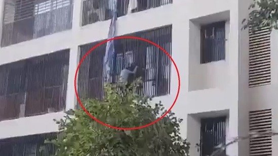 ਅਹਿਮਦਾਬਾਦ ਜਹਾਜ਼ ਹਾਦਸੇ ਵਾਲੀ ਜਗ੍ਹਾ ‘ਤੇ ਡਾਕਟਰਾਂ ਨੂੰ ਹੋਸਟਲ ਤੋਂ ਇਸ ਤਰ੍ਹਾਂ ਦੇਖਿਆ ਗਿਆ ਛਾਲ ਮਾਰਦੇ…ਦੇਖੋ ਵੀਡੀਓ