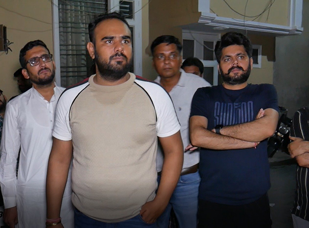 ਅਬੋਹਰ ਦੇ ਨਾਮੀ ਵਪਾਰੀ ‘ਤੇ ਕਰੋੜਾਂ ਰੁਪਏ ਲੈ ਕੇ ਫ਼ਰਾਰ ਹੋਣ ਦਾ ਇਲਜ਼ਾਮ, ਆੜ੍ਹਤੀਆ ਅਤੇ ਲੋਕਾਂ ਨੇ ਘਰ ਬਾਹਰ ਲਾਇਆ ਧਰਨਾ, ਪੁਲਿਸ ਬਲ ਤਾਇਨਾਤ