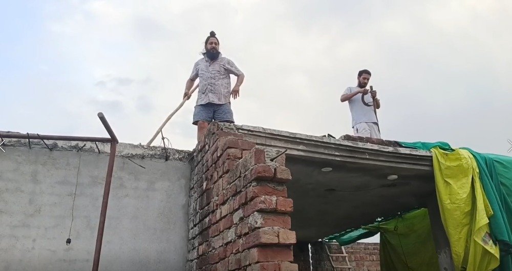 10 ਪਰਚਿਆਂ ‘ਚ ਨਾਮਜ਼ਦ ਪਿਓ-ਪੁੱਤ ਨੂੰ ਗ੍ਰਿਫ਼ਤਾਰ ਕਰਨ ਗਈ ਪੁਲਿਸ ਪਰਤੀ ਬੇਰੰਗ, ਦੋਵਾਂ ਨੇ ਛੱਤ ‘ਤੇ ਚੜ੍ਹ ਕੀਤਾ ਹਾਈ ਵੋਲਟੇਜ ਡਰਾਮਾ