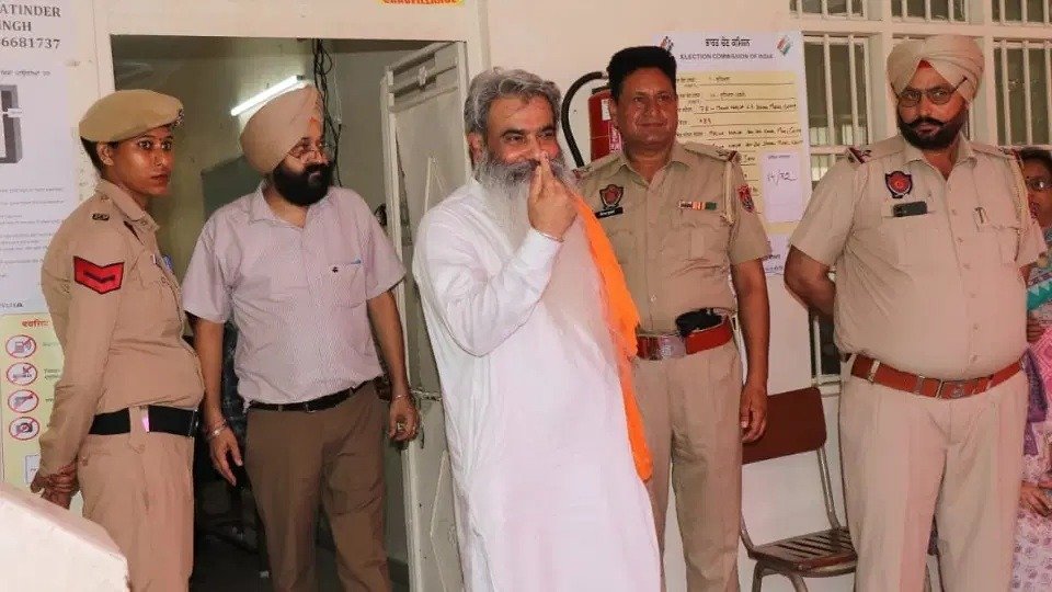 ਲੁਧਿਆਣਾ ਪੱਛਮੀ ਵਿਧਾਨ ਸਭਾ ਸੀਟ ਲਈ ਜ਼ਿਮਣੀ ਚੋਣ ‘ਤੇ ਵੋਟਿੰਗ ਜਾਰੀ, ਭਾਜਪਾ, ਕਾਂਗਰਸ ਅਤੇ ‘ਆਪ’ ਉਮੀਦਵਾਰਾਂ ਨੇ ਪਾਈਆਂ ਵੋਟਾਂ