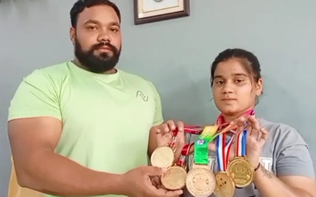 बुलंद हौसले व जुनून की मिसाल भिवानी की रीनू, जूस बेचकर उठाती पढ़ाई व खेल का खर्चा, स्ट्रेंथ लिफ्टिंग चैंपियनशिप में जीते दो स्वर्ण पदक