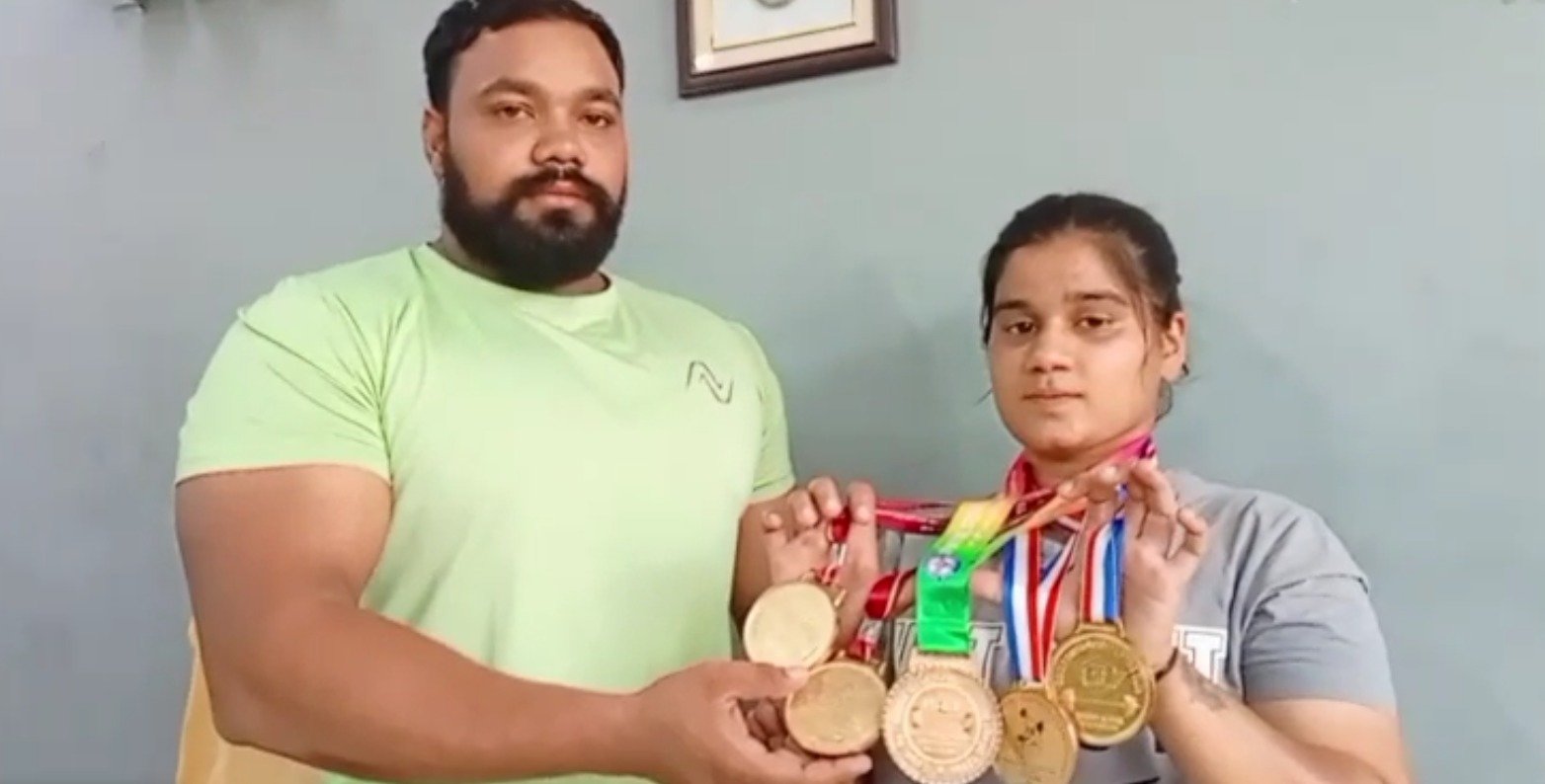 बुलंद हौसले व जुनून की मिसाल भिवानी की रीनू, जूस बेचकर उठाती पढ़ाई व खेल का खर्चा, स्ट्रेंथ लिफ्टिंग चैंपियनशिप में जीते दो स्वर्ण पदक