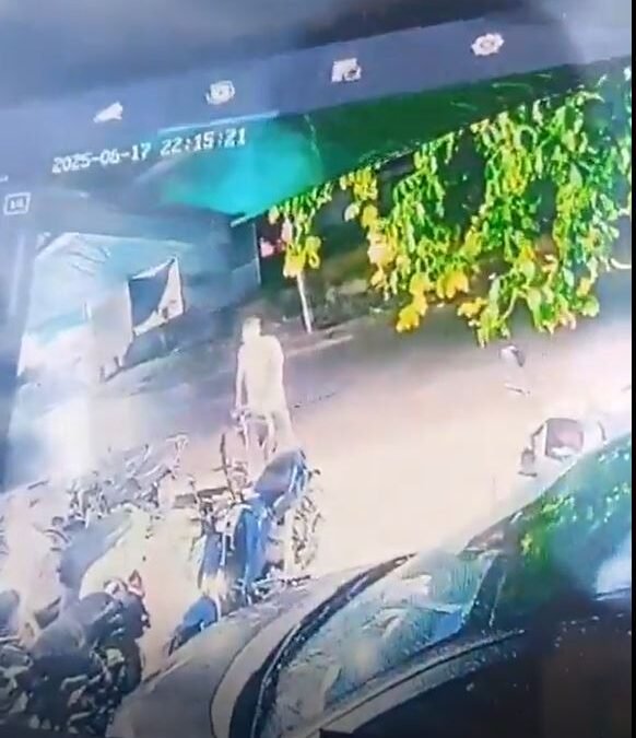 आगरा में कार ने सिक्योरिटी गार्ड को मारी टक्कर, कई फिट हवा में उछलकर सड़क पर गिरने से मौत, घटना CCTV में कैद