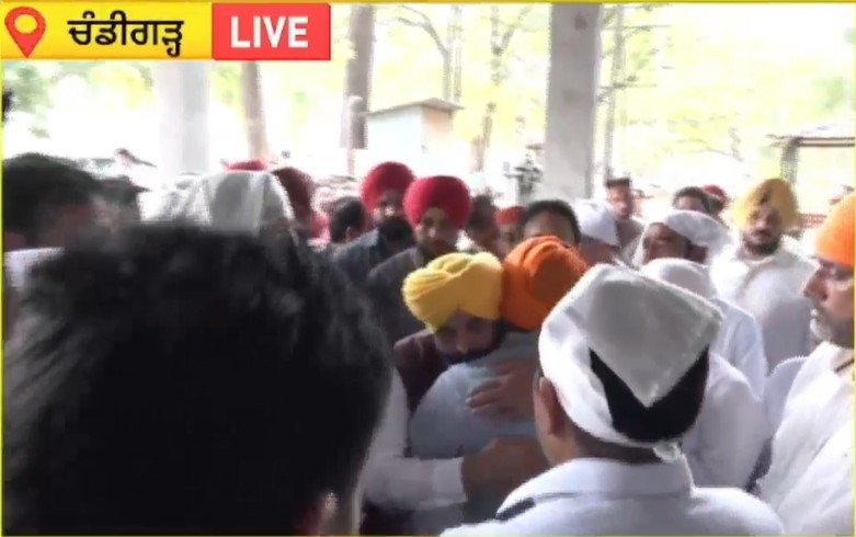 ਗੁਰਦਾਸ ਮਾਨ ਦੇ ਭਰਾ ਗੁਰਪੰਥ ਦਾ ਚੰਡੀਗੜ੍ਹ ‘ਚ ਅੰਤਿਮ ਸਸਕਾਰ, ਸੀਐਮ ਮਾਨ ਤੇ ਰਾਜਾ ਵੜਿੰਗ ਸਮੇਤ ਕਈ ਹਸਤੀਆਂ ਪਹੁੰਚੀਆਂ