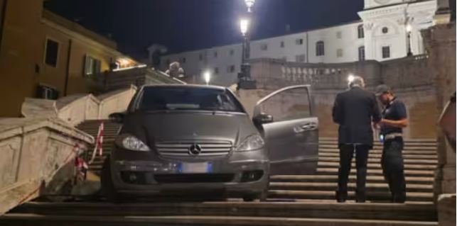 80 ਸਾਲਾ ਵਿਅਕਤੀ ਨੇ ਮਰਸੀਡੀਜ਼ ਕਾਰ ਨੂੰ ਚੜ੍ਹਾਇਆ ਪੌੜੀਆਂ ‘ਤੇ, ਫਿਰ ਇਹ ਹੋਇਆ…