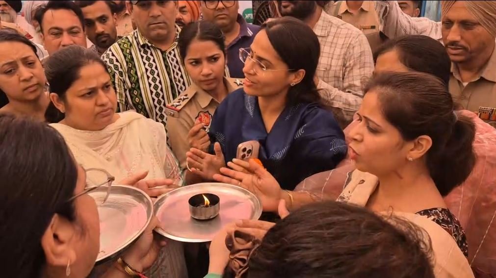 ਜਦੋਂ ਧਰਨੇ ’ਚ ਪੁੱਜੀ DC ਦੀ ਲੋਕਾਂ ਨੇ ਉਤਾਰੀ ਆਰਤੀ, ਜਾਣੋ ਪੂਰਾ ਮਾਮਲਾ…