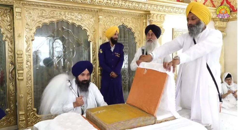 ਜੂਨ 1984 ‘ਚ ਜ਼ਖ਼ਮੀ ਹੋਏ ਸ੍ਰੀ ਗੁਰੂ ਗ੍ਰੰਥ ਸਾਹਿਬ ਜੀ ਦੇ ਪਾਵਨ ਸਰੂਪ ਸੰਗਤ ਦਰਸ਼ਨ ਲਈ ਰਖਵਾਏ