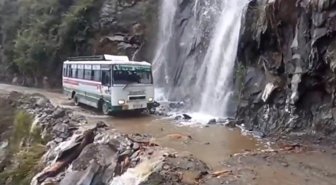 चंबा में भारी बारिश से आवाजाही प्रभावित, लोगों को करना पड़ रहा परेशानी का सामना