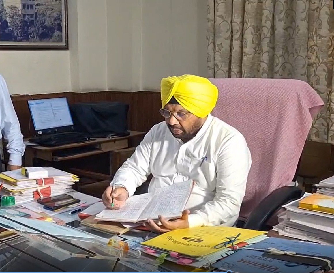 ਪਟਿਆਲਾ PSPCL ਦਫ਼ਤਰ ਅਚਨਚੇਤ ਚੈਕਿੰਗ ਲਈ ਪਹੁੰਚੇ ਬਿਜਲੀ ਮੰਤਰੀ, ਮੁਲਾਜ਼ਮਾਂ ਨੂੰ ਦਿੱਤੀਆਂ ਹਦਾਇਤਾਂ