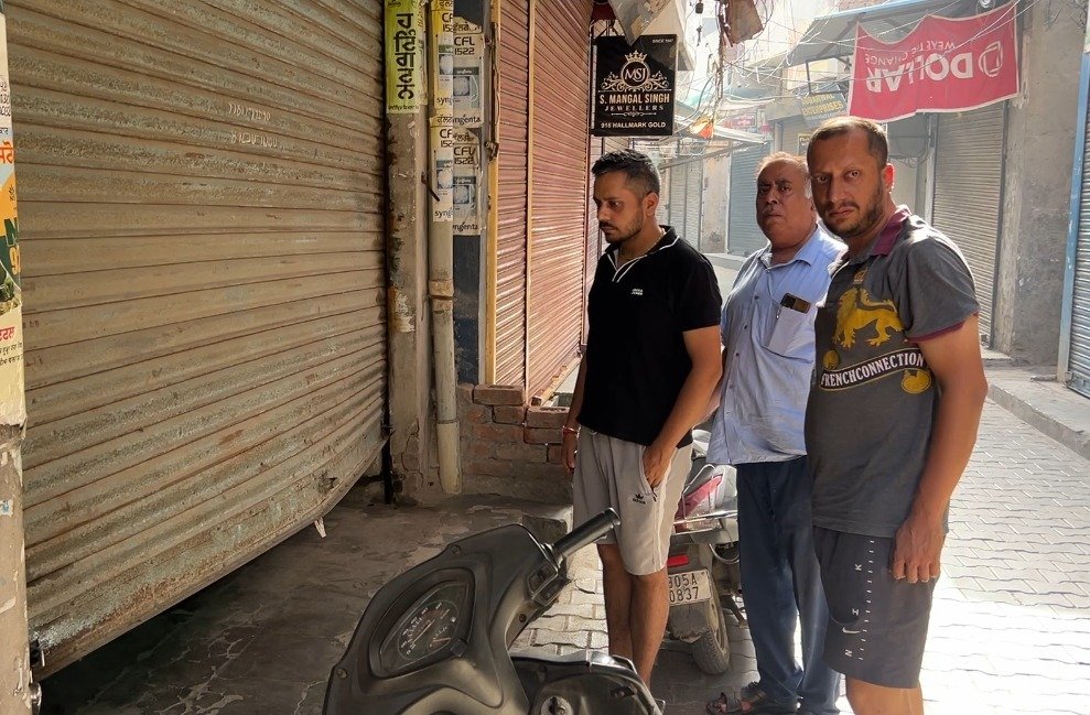 ਫਿਰੋਜ਼ਪੁਰ ‘ਚ ਚੋਰਾਂ ਦੇ ਹੌਂਸਲੇ ਸਿਖਰਾਂ ‘ਤੇ, ਦੁਕਾਨਾਂ ਦੇ ਸ਼ਟਰ ਤੋੜ ਨਕਦੀ ਲੈ ਕੇ ਫ਼ਰਾਰ