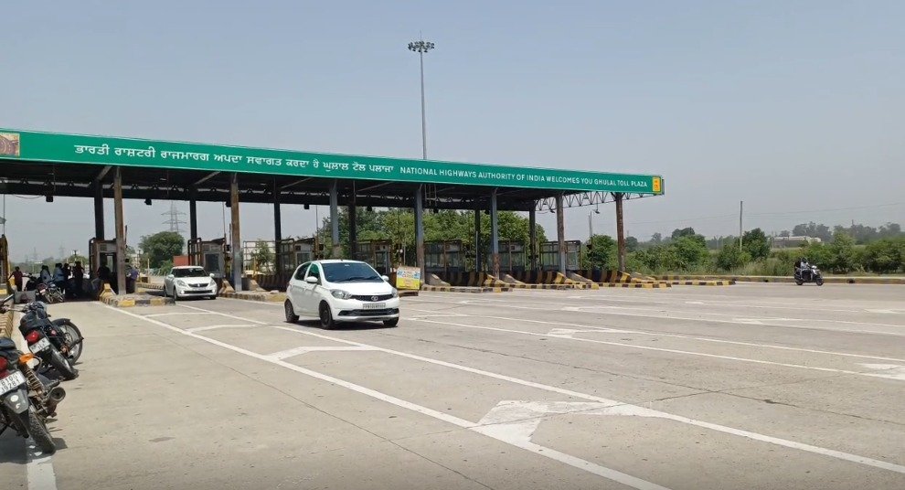 ਕਿਸਾਨਾਂ ਨੇ ਮੁੜ ਫਰੀ ਕਰਵਾਇਆ ਘੁਲਾਲ ਟੋਲ, ਭਾਰਤੀ ਕਿਸਾਨ ਯੂਨੀਅਨ ਕਾਦੀਆਂ ਨੇ ਲਗਾਇਆ ਇਹ ਦੋਸ਼