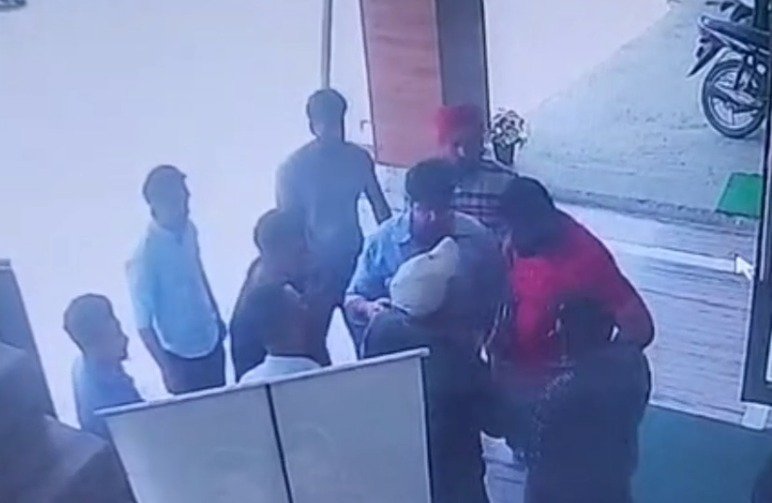 ਪਾਰਕਿੰਗ ਨੂੰ ਲੈ ਕੇ ਦੋ ਧਿਰਾਂ ‘ਚ ਖੂਨੀ ਝੜਪ ਦੌਰਾਨ ਹੋਈ ਫਾਇਰਿੰਗ, ਤੇਜ਼ਧਾਰ ਹਥਿਆਰਾਂ ਨਾਲ ਹਮਲਾ, CCTV ਆਈ ਸਾਹਮਣੇ