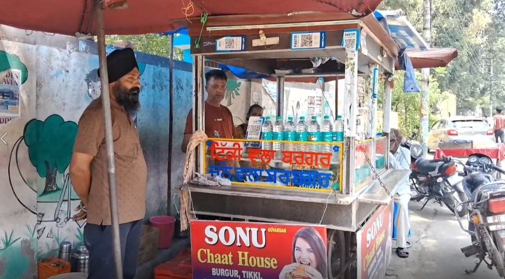 ਰੇਹੜੀ ਵਾਲੇ ਨੇ ਪੇਸ਼ ਕੀਤੀ ਇਮਾਨਦਾਰੀ ਦੀ ਮਿਸਾਲ, 30 ਹਜ਼ਾਰ ਰੁਪਏ ਮਾਲਕ ਨੂੰ ਕੀਤੇ ਵਾਪਸ