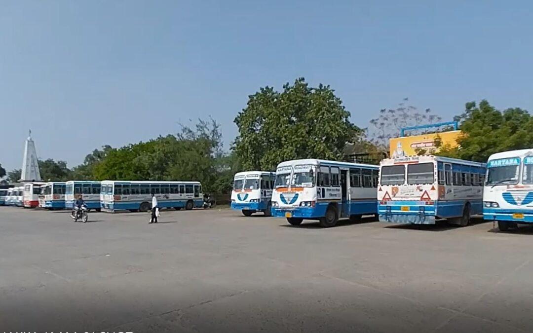 रोडवेज कर्मचारी के साथ मारपीट के विरोध में रोडवेज का चक्का जाम, कर्मचारियों का धरना