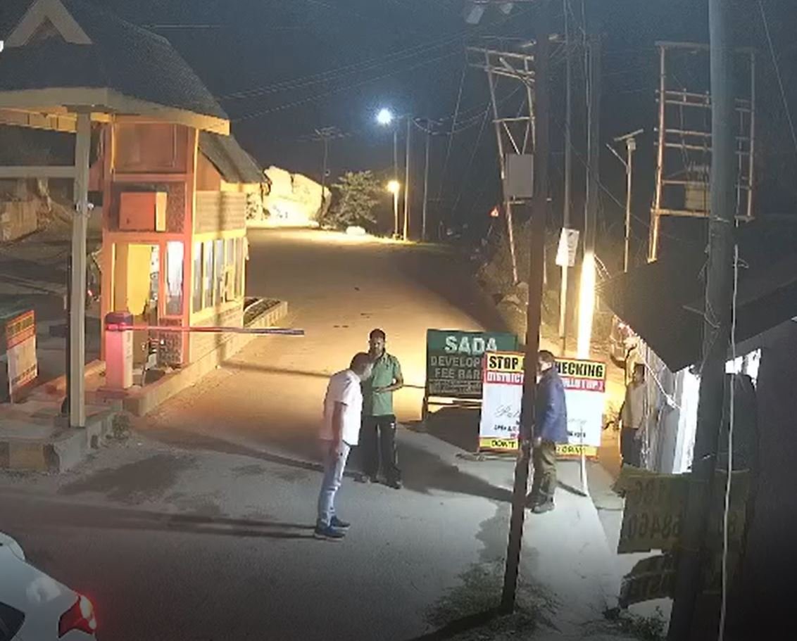 ਮਾਮੂਲੀ ਤਕਰਾਰ ਹੋਣ ਤੇ ਪੁਲਿਸ ਮੁਲਾਜ਼ਮ ਨੇ ਕੱਢਿਆ ਰਿਵਾਲਵਰ, ਤਸਵੀਰਾਂ CCTV ‘ਚ ਹੋਈਆਂ ਕੈਦ