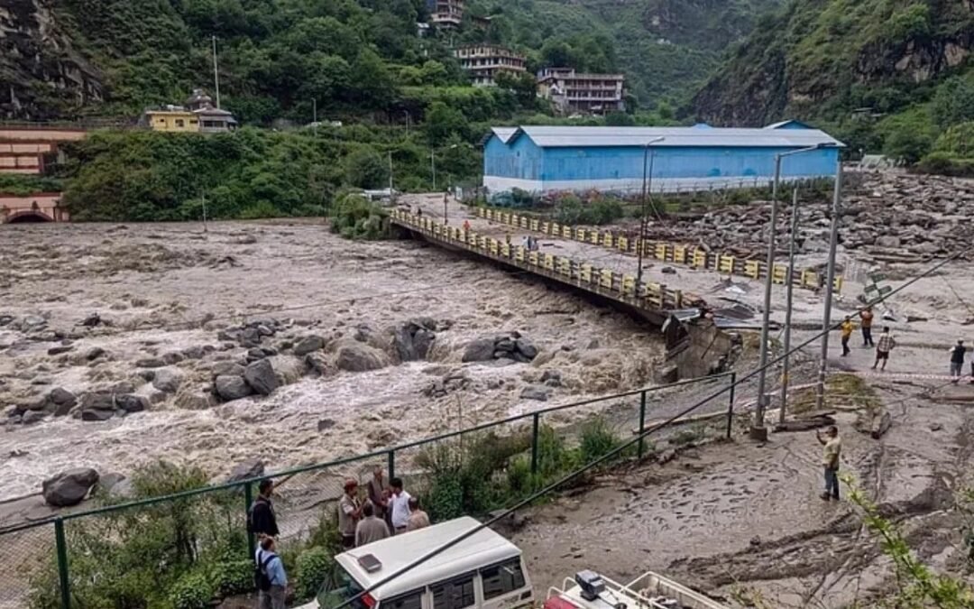 हिमाचल में एडवाइजरी को नज़रअंदाज कर सैलानी कर रहे लापरवाही की हदें पार, नदी-नालों के पास जा कर रहे मौज मस्ती