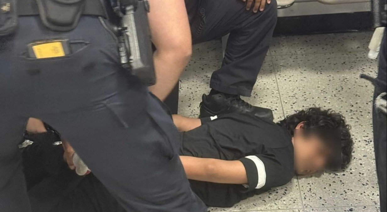 ਅਮਰੀਕੀ ਹਵਾਈ ਅੱਡੇ ‘ਤੇ ਭਾਰਤੀ ਵਿਦਿਆਰਥੀ ਨਾਲ ਬਦਸਲੂਕੀ, ਜ਼ਮੀਨ ‘ਤੇ ਸੁੱਟ ਲਗਾਈ ਗਈ ਹੱਥਕੜੀ, ਕੀਤਾ ਗਿਆ ਡਿਪੋਰਟ