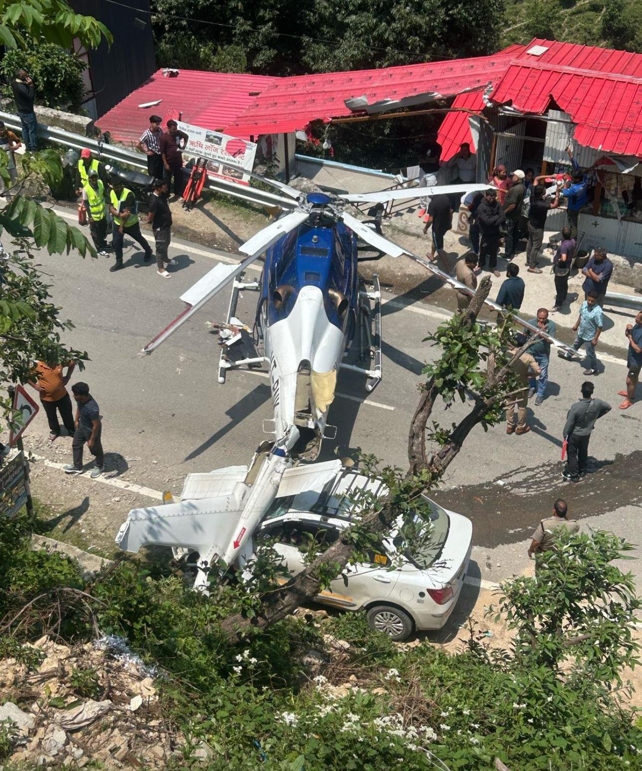 ਕੇਦਾਰਨਾਥ ‘ਚ ਕ੍ਰੈਸ਼ ਹੋਣ ਤੋਂ ਬਚਿਆ ਹੈਲੀਕਾਪਟਰ, ਸੜਕ ‘ਤੇ ਹੋਈ ਐਮਰਜੈਂਸੀ ਲੈਂਡਿੰਗ, ਦੇਖੋ ਵੀਡੀਓ