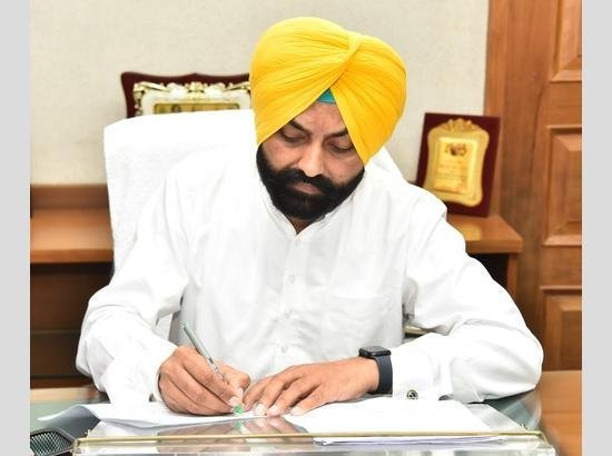 ਮੰਤਰੀ-ਅਫਸਰ ਟੈਂਡਰ ਵਿਵਾਦ ₹35 ਕਰੋੜ ਨਾਲ ਜੁੜਿਆ, ਭੁੱਲਰ ਦੇ ਪਿਤਾ ਦੀ ਸ਼ਿਕਾਇਤ ਉਲੰਘਣਾ ਕਰਕੇ ਟੈਂਡਰ ਦਿੱਤਾ, DM ਨੇ ਕਿਹਾ ਜ਼ਬਰਦਸਤੀ ਲੈਣਾ ਚਾਹੁੰਦੇ ਸਨ