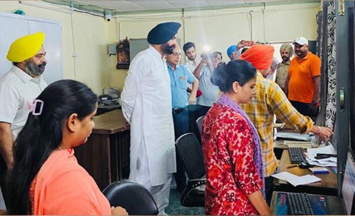 ਲਾਲਜੀਤ ਭੁੱਲਰ ਵੱਲੋਂ ਮੁਹਾਲੀ ਦੇ ਆਰ.ਟੀ.ਓ ਦਫ਼ਤਰ ਅਤੇ ਡਰਾਈਵਿੰਗ ਟੈਸਟ ਟ੍ਰੈਕ ਦੀ ਅਚਨਚੇਤ ਚੈਕਿੰਗ