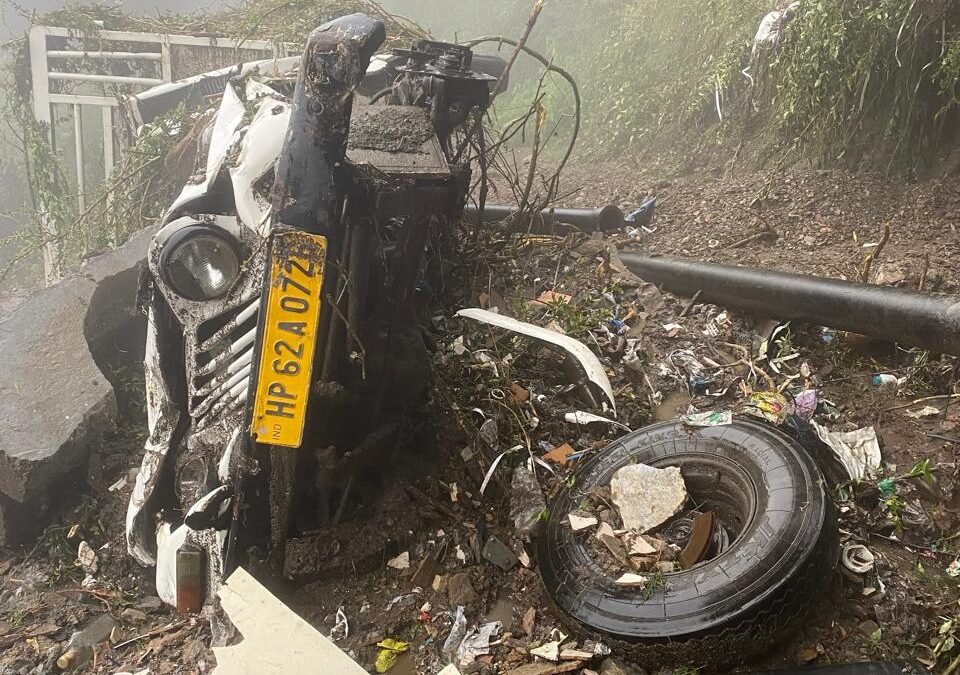 हिमाचल में बारिश का दौर शुरू, शिमला के जतोग में लैंड स्लाइड से पिकअप क्षतिग्रस्त, 25 जून को मानसून एंट्री