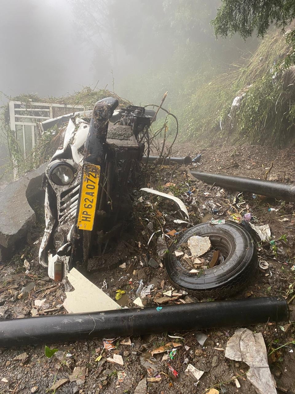 हिमाचल में बारिश का दौर शुरू, शिमला के जतोग में लैंड स्लाइड से पिकअप क्षतिग्रस्त, 25 जून को मानसून एंट्री