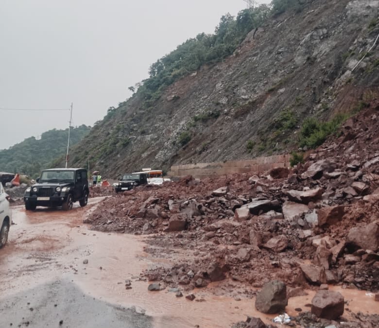 चक्की मोड़ पर पहाड़ी से गिर रहा मलबा, सड़क पर मलबा पत्थर गिरने से लगा लम्बा जाम