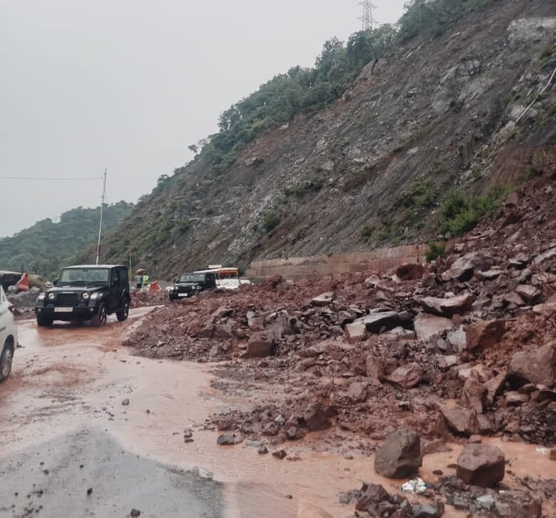 ਚੰਡੀਗੜ੍ਹ ਮਨਾਲੀ ਨੈਸ਼ਨਲ ਹਾਈਵੇਅ ‘ਤੇ Landslide,ਪਹਾੜੀ ਤੋਂ ਡਿੱਗੇ ਪੱਥਰ