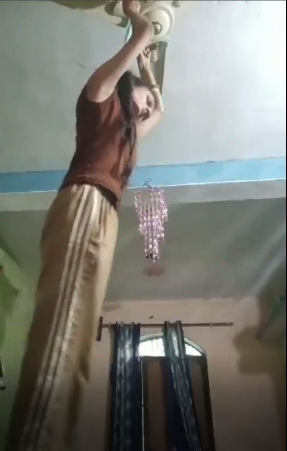 ਕੁੜੀ ਨੇ ਸੋਸ਼ਲ ਮੀਡੀਆ ‘ਤੇ ਲਾਈਵ ਹੋ ਕੇ ਪੱਖੇ ਨਾਲ ਲਟਕ ਕੀਤੀ ਖੁਦਖੁਸ਼ੀ, ਕਿਹਾ- ਮੈਂ ਆਪਣੇ ਆਪ ਤੋਂ ਦੁਖੀ ਹਾਂ… ਅਲਵਿਦਾ