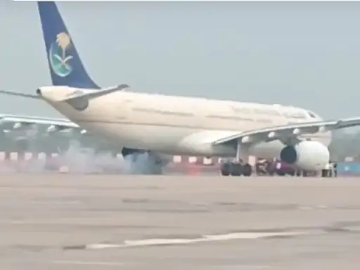 ਲਖਨਊ ਹਵਾਈ ਅੱਡੇ ‘ਤੇ ਟਲਿਆ ਵੱਡਾ ਹਾਦਸਾ, ਹੱਜ ਯਾਤਰੀਆਂ ਨਾਲ ਭਰੇ ਏਅਰਲਾਈਨਜ਼ ਦੇ ਜਹਾਜ਼ ਦੇ ਪਹੀਏ ਚੋਂ ਨਿਕਲੀਆਂ ਚੰਗਿਆੜੀਆਂ