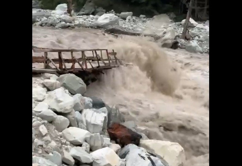 मणिकर्ण घाटी में पार्वती नदी उफान पर, अस्थायी पुल तेज बहाव में बहा, ग्रामीणों की आवाजाही ठप