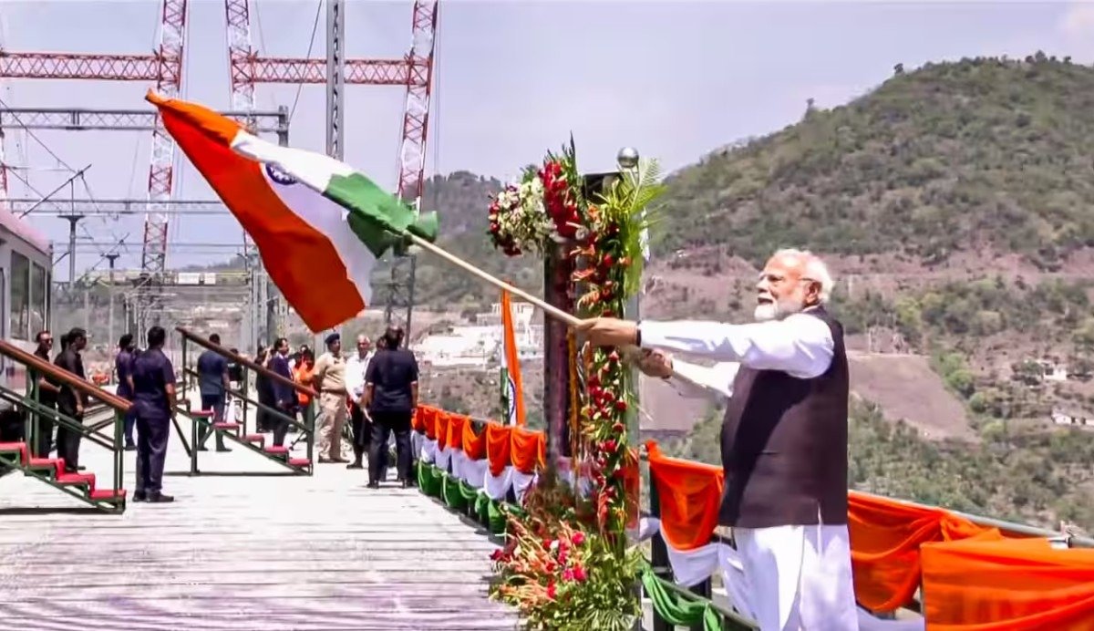ਹੱਥ ‘ਚ ਤਿਰੰਗਾ ਫੜ੍ਹ ਪੀਐਮ ਮੋਦੀ ਨੇ ਕੀਤਾ ਚਨਾਬ ਨਦੀ ‘ਤੇ ਬਣੇ ਦੁਨੀਆ ਦੇ ਸਭ ਤੋਂ ਉੱਚੇ ਰੇਲਵੇ ਆਰਚ ਪੁਲ ਦਾ ਉਦਘਾਟਨ, ਦੁਨੀਆ ਨੂੰ ਦਿੱਤਾ ਇਹ ਸੰਦੇਸ਼