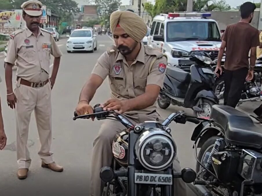 ਬੁਲੇਟ ਦੇ ਪਟਾਕੇ ਪਾਉਣ ਵਾਲੇ ਹੁੱਲੜਬਾਜਾਂ ਨੂੰ ਪੁਲਿਸ ਦਾ ਤੋਹਫਾ, ਬੁਲੇਟ ਕੀਤੇ ਇਮਪਾਊਂਡ, ਹੱਥਾਂ ‘ਚ ਫੜਾਏ ਮੋਟੇ ਚਲਾਨ